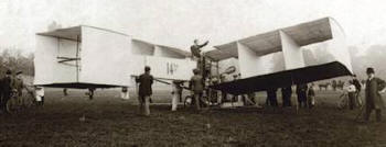 Biplano 14-bis con el que Dumont registró oficialmente el primer vuelo en Europa