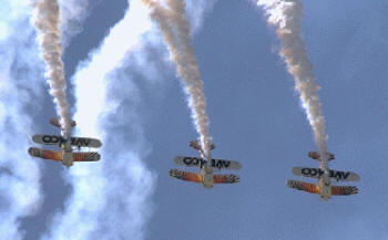 La amplia rama de la aviación general engloba variadas formas de vuelo y con diferentes objetivos. En la foto: unos aviones de acrobacia aérea