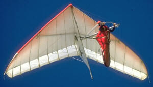 En el ala delta el piloto va suspendido en el centro de la estructura y en una posición habitualmente tendida