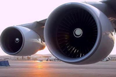 La admisión de aire se produce a través de una gran boca situada en la parte delantera del motor