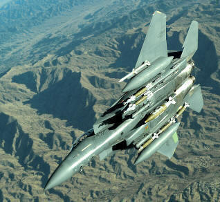 Los modernos aviones militares pueden desempeñar numerosas misiones y trasportar diferentes tipos de armas, incluso nucleares