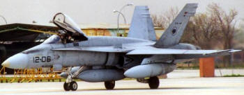 En este caza se puede observar un empenaje de cola inclinado, que combina ambos timones de dirección y profundidad