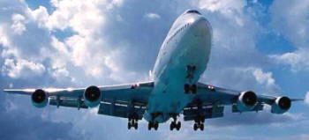 Avión comercial con los flaps desplegados