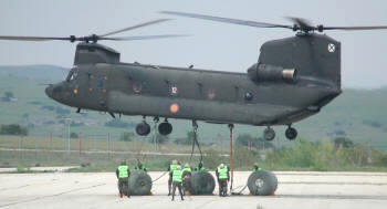 Los helicópteros militares de transportes de tropas y material suelen ser grandes aeronaves de dos rotores, muy estables y sin hélice antipar