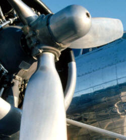 El ángulo de ataque de las palas de la hélice influye decisivamente en el rendimiento del motor en función de la velocidad