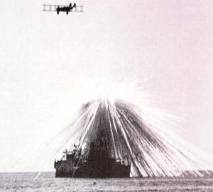 En la foto, un biplano MB-2 tras lanzar una bomba de fósforo sobre el crucero Alabama