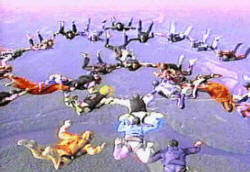 En el paracaidismo relativo los saltadores participan en equipo y realizan diversas formaciones durante la caída