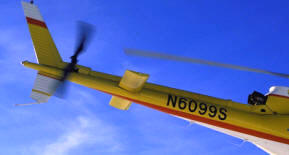 Una pequeña hélice de eje horizontal situada en la parte trasera del fuselaje permite eliminar el efecto del par motor