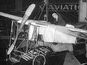 Las primeros aviones militares poseían estructuras débiles, de madera y alambre, y las alas recubiertas con tela