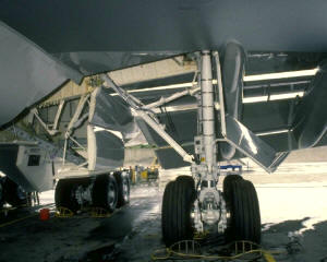 El tren de aterrizaje está formado por un mecanismo extensible y unas ruedas especiales capaces de soportar altísimas presiones