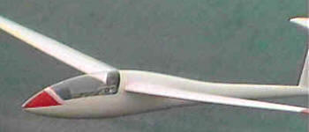 Los modernos planeadores para vuelo sin motor son fabricados con materiales muy ligeros y alas muy finas y extremadamente largas