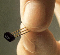Con la aparición de los transistores, el mundo de la electrónica vio aumentado su campo de aplicación, tanto en lo que se refiere a la velocidad de tránsito de los impulsos eléctricos, como a la seguridad y reducido espacio que ocupan en cualquier equipo o instrumento electrónico.