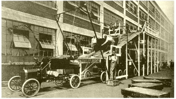 Ford aplicó la división del trabajo en cadenas de montaje como método para reducir los tiempos en los procesos de fabricación