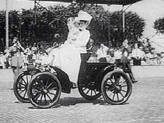 El automóvil, junto con otras tecnologías admiradas por la sociedad, marcaron formas y estilos de vida