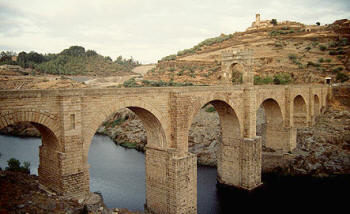 Los romanos fueron grandes tecnólogos de la organización y la construcción, como los puentes con arcos