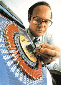 Gracias a la versatilidad de los circuitos integrados, es muy frecuente su aplicación en los procesos de control de máquinas industriales de alta tecnología. 