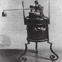 Fig. 40 Olla exprés de Papin para cocinar alimentos. Se encuentra en el Conservatoire des Arts et Métiers de París. 