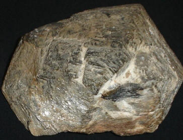 El Corindón es un mineral formado por óxido de aluminio. Tiene dos variedades roja y azul, consideradas piedras preciosas, denominadas Rubí y Zafiro.