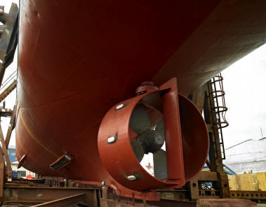 Las hélices marinas, aún funcionando de forma similar a las aéreas, tienen sin embargo un rendimiento muy inferior. La cavitación constituye un especial problema en su diseño.